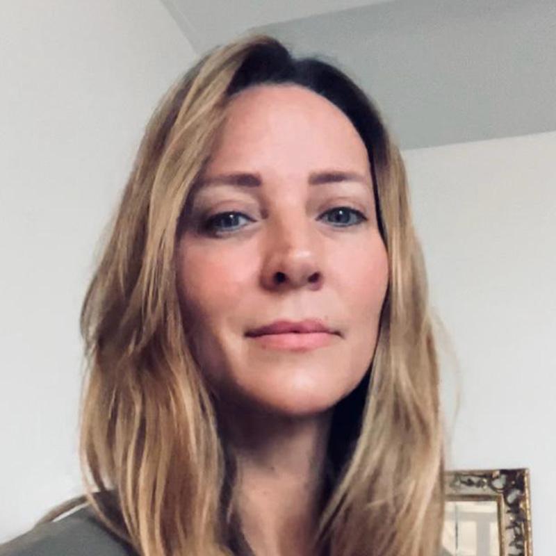 Je ne sais pas qui est sur l'image.
Texte alternatif suggéré : "Portrait d'une femme aux cheveux longs et blonds."