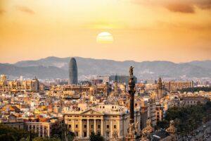 pexels apasaric Coucher de soleil sur Barcelone avec vue sur la statue de Christophe Colomb.