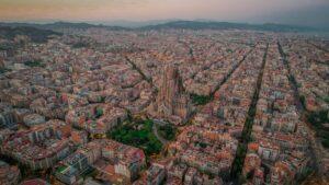 Vue aérienne de la Sagrada Família entourée de la ville de Barcelone.