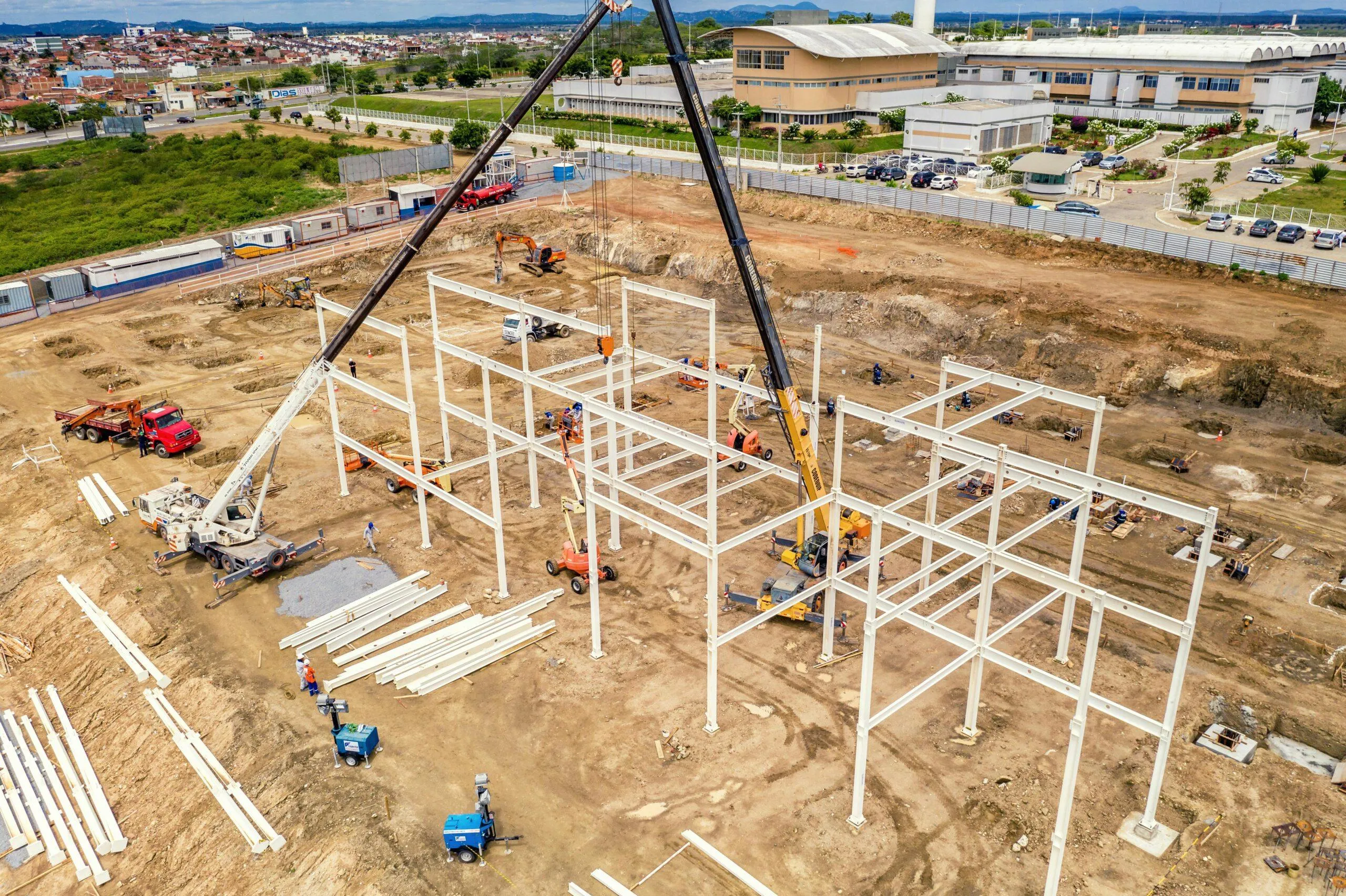 Chantier de construction avec structure métallique en cours d'assemblage.